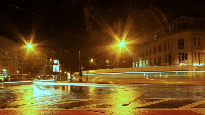 Nachtfoto fahrende Straßenbahn